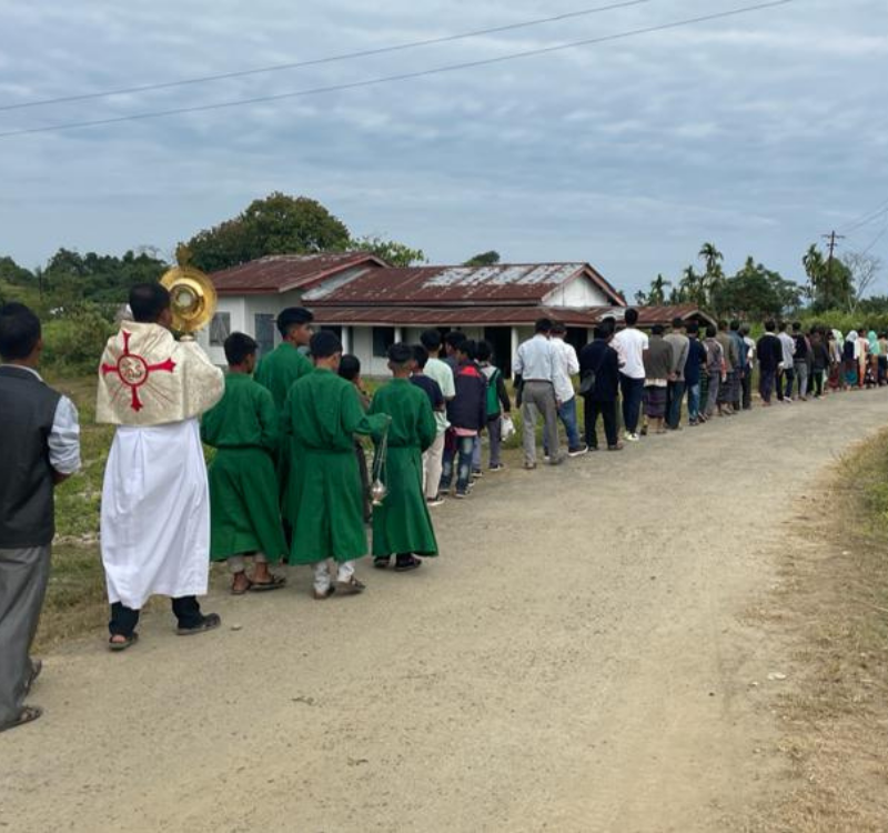 20)	Christ the King Adoration, procession with the youth and faithful of Miao Diocese